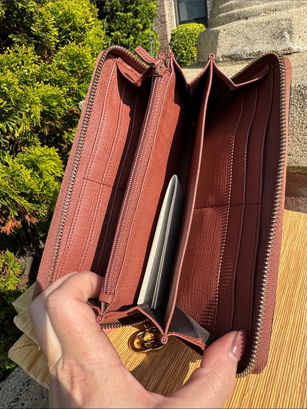 Gucci Beige Monogram Zip Wallet with mini Red &Bkack Star Pattern - Picture 11 of 13